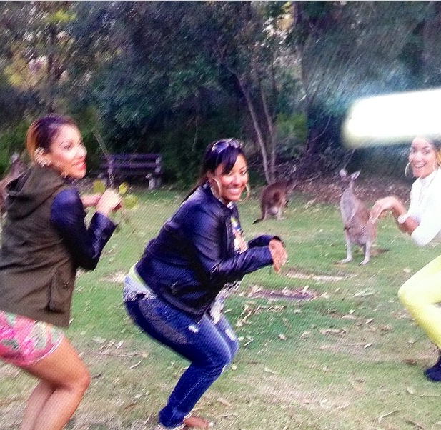 Nyla, Tasha & Nyanda plays with Kangaroo's in Australia